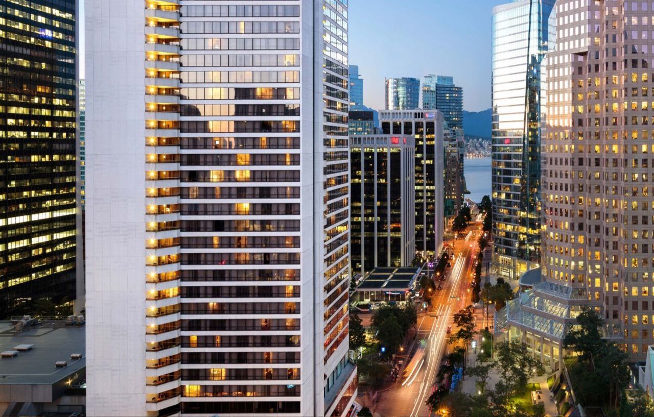 Hyatt Regency Vancouver Exterior foto The hotel at night
